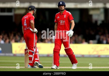 Englands Alastair Cook verlässt das Feld, nachdem er herausgetappt wurde Stockfoto