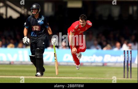 Englands James Anderson im Action-Bowling Stockfoto