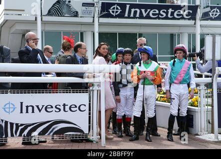 Jockey Frankie Dettori (schwarz und grau) wartet darauf, nach seiner 6-monatigen Sperre für seine Fahrt an Bord von Beatrice Aubore in den Princess Elizabeth Stakes in den Paradering für sein erstes Rennen zurückzufahren Stockfoto