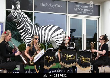 Die Marici Saxe unterhalten die Massen außerhalb des Jockey Clubs auf der Rennbahn Epsom Downs Stockfoto