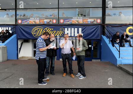 Racegoers auf der Rennbahn von Wimbledon während des William Hill Derby-Treffens. Stockfoto