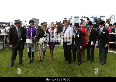 Jockey Joseph O'Brien (zweite linke Seite) und Trainer Aiden O'Brien (rechte Seite) mit St Nicholas Abbey und Mitbesitzer Derrick Smith (vierte rechte Seite) nach dem Sieg im Investec Coronation Cup Stockfoto