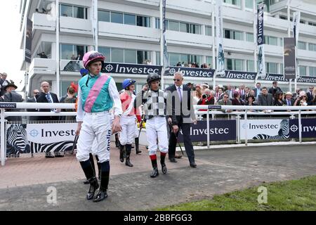 Jockey Frankie Dettori (schwarz und grau) betritt den Paradering für sein erstes Rennen nach seiner 6-monatigen Sperre für seine Fahrt an Bord von Beatrice Aubore in den Princess Elizabeth Stakes Stockfoto