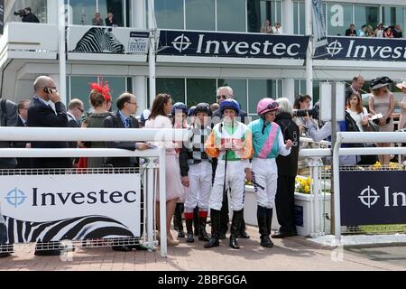 Jockey Frankie Dettori (schwarz und grau) wartet darauf, nach seiner 6-monatigen Sperre für seine Fahrt an Bord von Beatrice Aubore in den Princess Elizabeth Stakes in den Paradering für sein erstes Rennen zurückzufahren Stockfoto