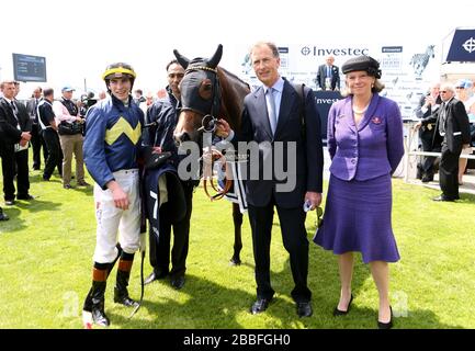 Jockey James Doyle (links) im Siegergehäuse, nachdem er die Prinzessin Elizabeth Stakes auf Thistle Bird gewonnen hatte Stockfoto