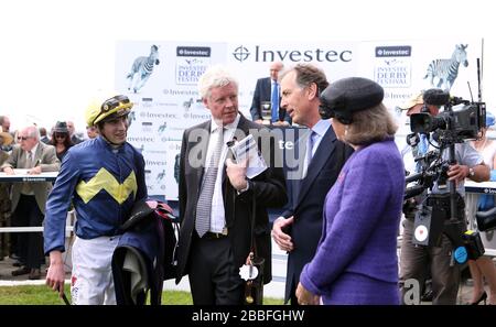 Jockey James Doyle (links) im Siegergehäuse, nachdem er die Prinzessin Elizabeth Stakes auf Thistle Bird gewonnen hatte Stockfoto