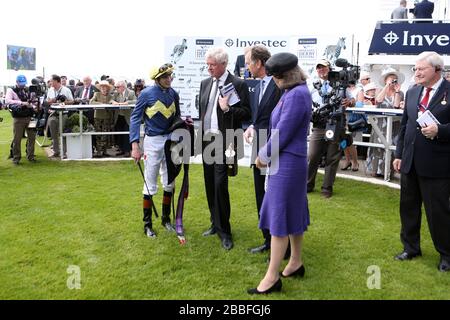 Jockey James Doyle (links) im Siegergehäuse, nachdem er die Prinzessin Elizabeth Stakes auf Thistle Bird gewonnen hatte Stockfoto