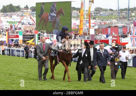 Der Weltherrscher, der von Jockey Ryan Moore nach dem Sieg im Investec-Derby geritten wurde Stockfoto