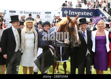 Der Welt-Mitbesitzer Michael Tabor (links) und Derrick Smith (rechts 2) mit Jockey Ryan Moore (links 3) nach dem Sieg im Investec-Derby Stockfoto