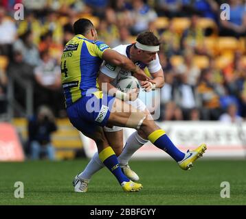 Warrington Wolves' Ryan Atkins (links) greift Andrew Dixon von Salford City Reds an. Stockfoto