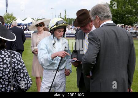 Jockey Ryan Moore (links) mit Trainer Sir Michael Stoute (ganz rechts) Stockfoto