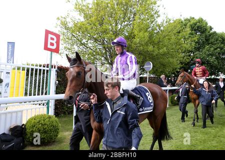 Jockey James Heffernan wird zu sagen für die Investec Oaks Posten Stockfoto