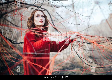 Mädchen im Wald Garne Stockfoto