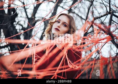 Mädchen im Wald Garne Stockfoto