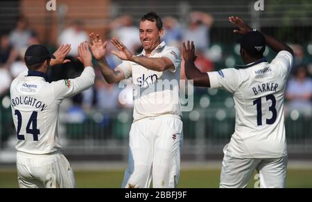 Warwickshire's Rikki Clarke (Center) feiert mit Jim Troughton (links) und Keith Barker, nachdem er das Wicket von Surreys Arun Harinath genommen hat. Stockfoto