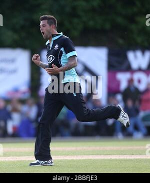 Surreys Jade Dernbach feiert, dass er das Wicket von Steven Croft in Lancashire für 25 Jahre übernimmt Stockfoto