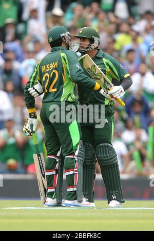 Pakistans Misbah -ul-Haq (links) und Nasir Jamshed Stockfoto