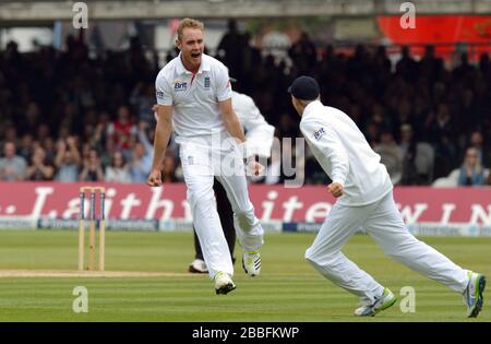 Englands Stuart Broad feiert das Wicket von Neuseelands Ross Taylor Stockfoto