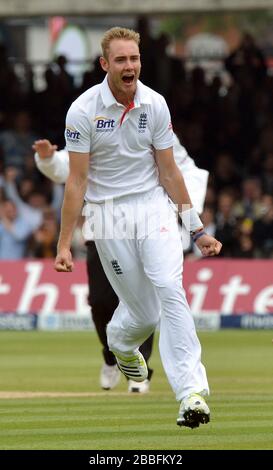 Englands Stuart Broad feiert das Wicket von Neuseelands Ross Taylor Stockfoto