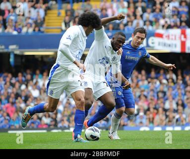 Chelsea Frank Lampard (rechts) kämpft mit Evertons Victor Anichebe (Mitte) Stockfoto