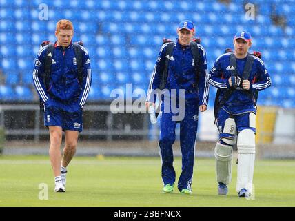 L-R: Englands Jonny Bairstow, Joe Root und Ian Bell während der Nets-Sitzung in Headingley Stockfoto