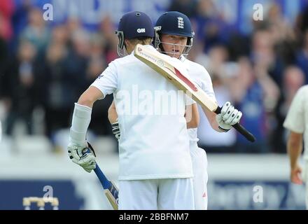 Englands Jonny Bairstow feiert seine 50 mit Joe Root während des zweiten Investec Test Matches in Headingley, Leeds. Stockfoto