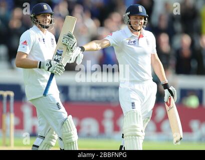 Englands Joe Root (links) feiert mit Teamkollege Jonny Bairstow gegen Neuseeland beim zweiten Investec Test Match in Headingley, Leeds, seinen 100. Stockfoto