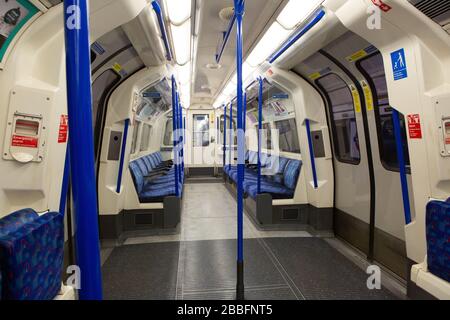 Das normalerweise ausgelastete Londoner U-Bahn-System ist während des COVID-19-Ausbruchs leer. März 2020 Stockfoto