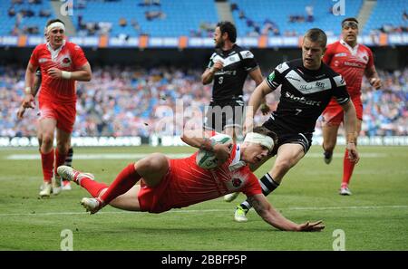 Theo Fages von Salford City Red hat einen Versuch gegen die Widnes Vikings. Stockfoto