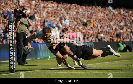 Bradford Bulls Elliott Kear wird nur kurz vor der Try-Line der Huddersfield Giants von Aaron Murphy in Berührung gebracht. Stockfoto