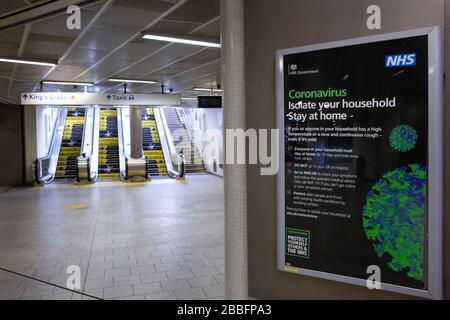 Das normalerweise ausgelastete Londoner U-Bahn-System ist während des COVID-19-Ausbruchs leer. März 2020 Stockfoto