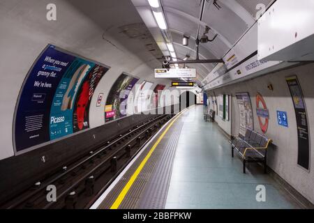 Das normalerweise ausgelastete Londoner U-Bahn-System ist während des COVID-19-Ausbruchs leer. März 2020 Stockfoto