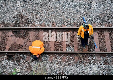 (200331) -- YONXING, 31. März 2020 (Xinhua) -- Arbeiter überprüfen die Bahngleise am Standort einer Zugentgleisung im Yongxing County in Chenzhou City, der zentralchinesischen Provinz Hunan, am 31. März 2020. Die Eisenbahnreparatur ist gut im Gange, nachdem am Montag in Chenzhou ein Zug entgleist hatte, der einen getötet und 127 verletzt hatte. (Xinhua/Li Ga) Stockfoto