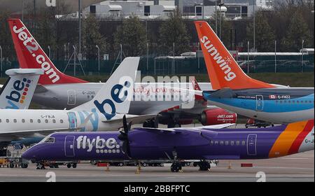 Birmingham, West Midlands, Großbritannien. März 2020. Während der Pandemiesperre von Coronavirus sitzen Flugzeuge auf dem Asphalt am Flughafen Birmingham. Credit Darren Staples/Alamy Live News. Stockfoto