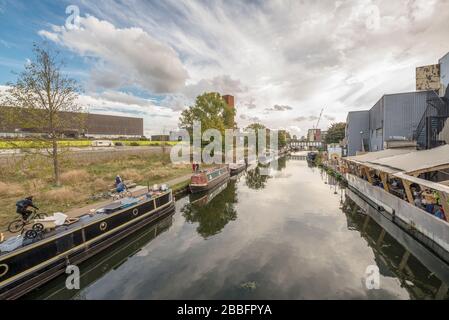 River Path und eine Bar am Flussufer und eine Restaurantterrasse am Ufer des Flusses lea in Hackney Wick, East London, Großbritannien Stockfoto