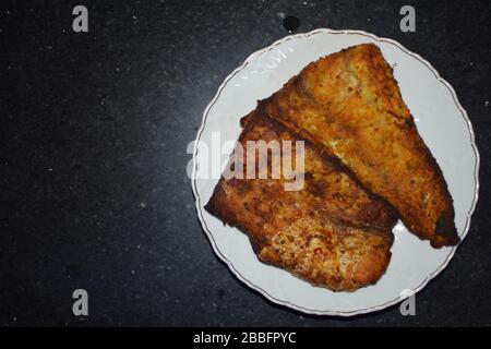 Hausgemachtes, würziges Fischfilet mit Platz zum Hinzufügen von Text Stockfoto