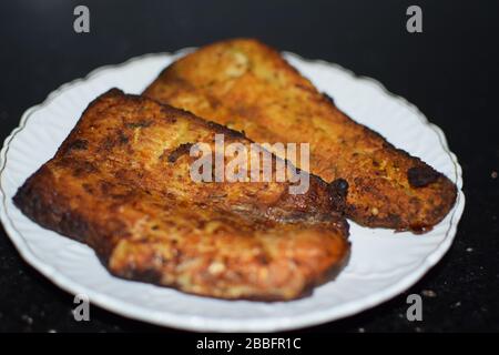 Hausgemachtes, würziges Fischfilet mit Platz zum Hinzufügen von Text Stockfoto
