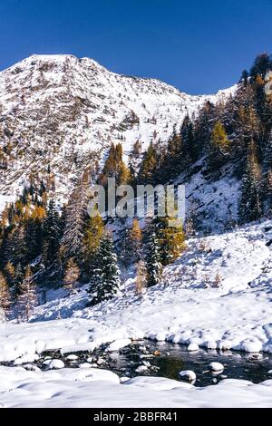 Die Berge des Tartano-Tals, in der Nähe der Stadt Morbegno, Italien, an einem schönen Wintertag Stockfoto