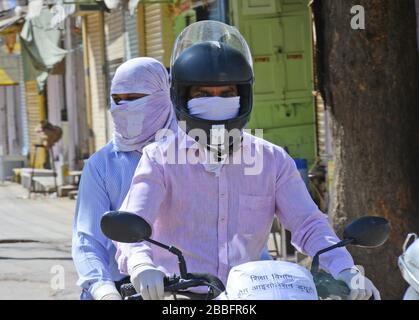 Beawar, Indien. März 2020. Menschen, die während einer landesweiten Sperre, die nach einer Coronavirus-Pandemie in Beawar verhängt wurde, Schutzfacemask und Handschuhe tragen. (Foto von Sumit Saraswat/Pacific Press) Credit: Pacific Press Agency/Alamy Live News Stockfoto