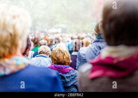 Große Menschenmenge im Stadtpark Stockfoto