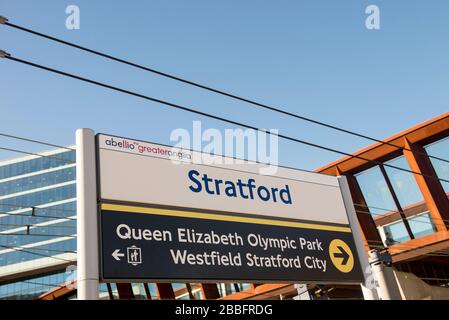 Bahnsteig Beschilderung Stratford Bahnhof mit Wegbeschreibung zum Westfield Shopping Center und Queen Elizabeth Olympic Park an sonnigen, klaren Tagen Stockfoto