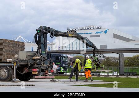 London, Großbritannien. März 2020. Excel, NHS Nightingale Hospital, in Bau, während das neue Krankenhaus sich darauf vorbereitet, Covid-19-Patienten "innerhalb von Tagen" zu behandeln. Es werden Anstrengungen unternommen, um sicherzustellen, dass das NHS Nightingale Hospital diese Woche eröffnet werden kann. Kredit: Michelle Sadgrove/Alamy Live News Stockfoto