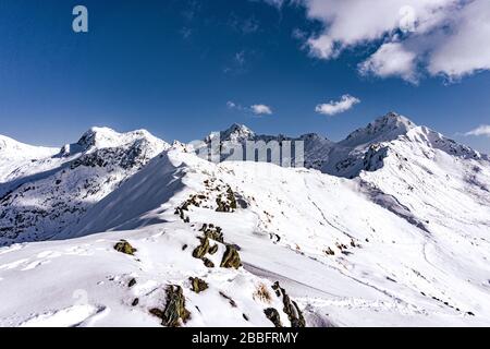 Die Berge des Tartano-Tals, in der Nähe der Stadt Morbegno, Italien, an einem schönen Wintertag Stockfoto