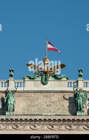 Detail des Daches der Neuen Burg in der Hofburg mit Doppeladler und österreichischer Flagge, Wien, Österreich Stockfoto