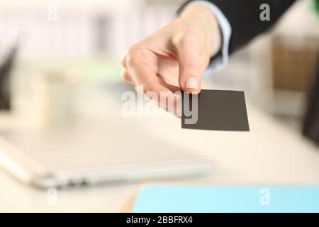 Nahaufnahme der Geschäftsfrau mit Visitenkarte im Büro Stockfoto