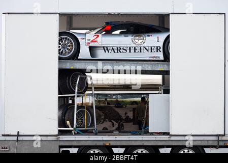 Ein Mercedes-AMG CLK GTR Rennwagen wird auf dem Goodwood Festival of Speed von einem Autotransporter entladen. Stockfoto