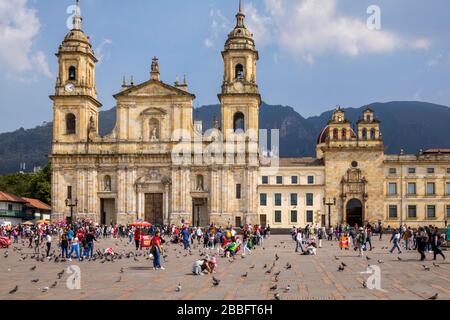 Bogota, Kolumbien - 20. FEBRUAR 2020: Bogota-Kathedrale im Viertel La Candelaria, dem historischen und kulturellen Zentrum der Stadt. Der Bui Stockfoto