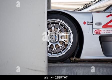 Ein Mercedes-AMG CLK GTR Rennwagen wird auf dem Goodwood Festival of Speed von einem Autotransporter entladen. Stockfoto