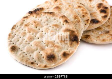 Handgefertigte Matzah für das jüdische Passah isoliert auf weißem Hintergrund Stockfoto