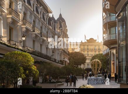 Monaco, Monte-Carlo, 25. Dezember 2019: Das berühmte Hotel de Paris und Hermitage Hotel bei Sonnenuntergang, sonniger Tag, Luxusapartments, grüner Baum Stockfoto